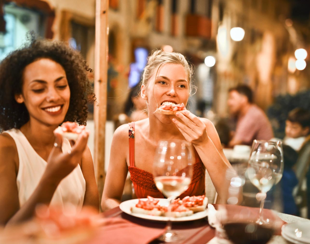 Mulheres comendo em restaurante