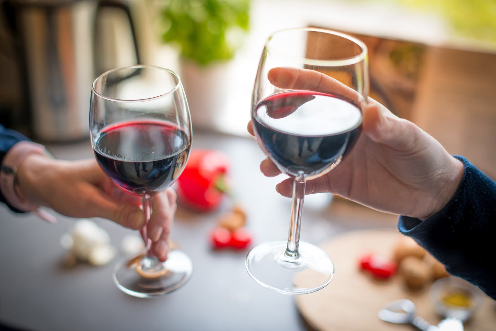 Duas pessoas brindando com vinho