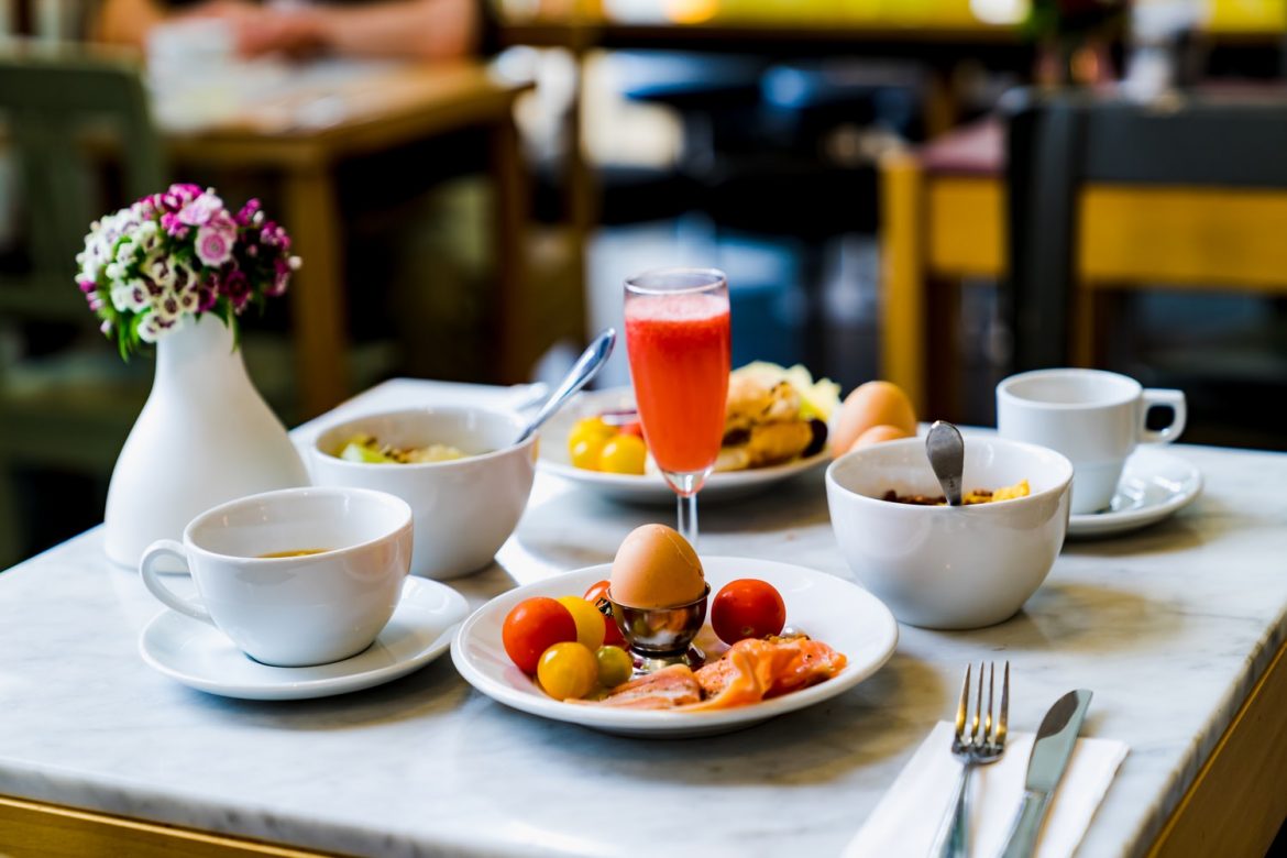 Mesa de café da manhã em hotel
