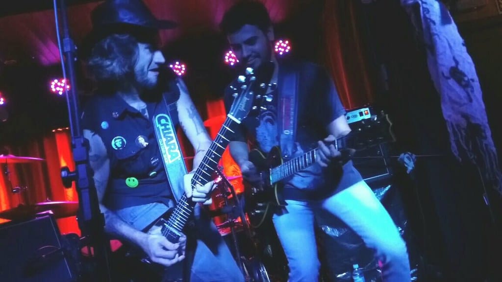 Músicos tocando ao vivo no Zeppelin Old Bar em Foz do Iguaçu