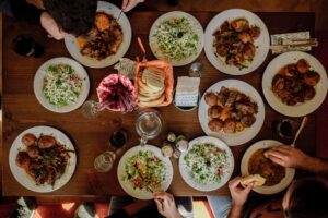 Mesa com várias opções de comidas em pratos