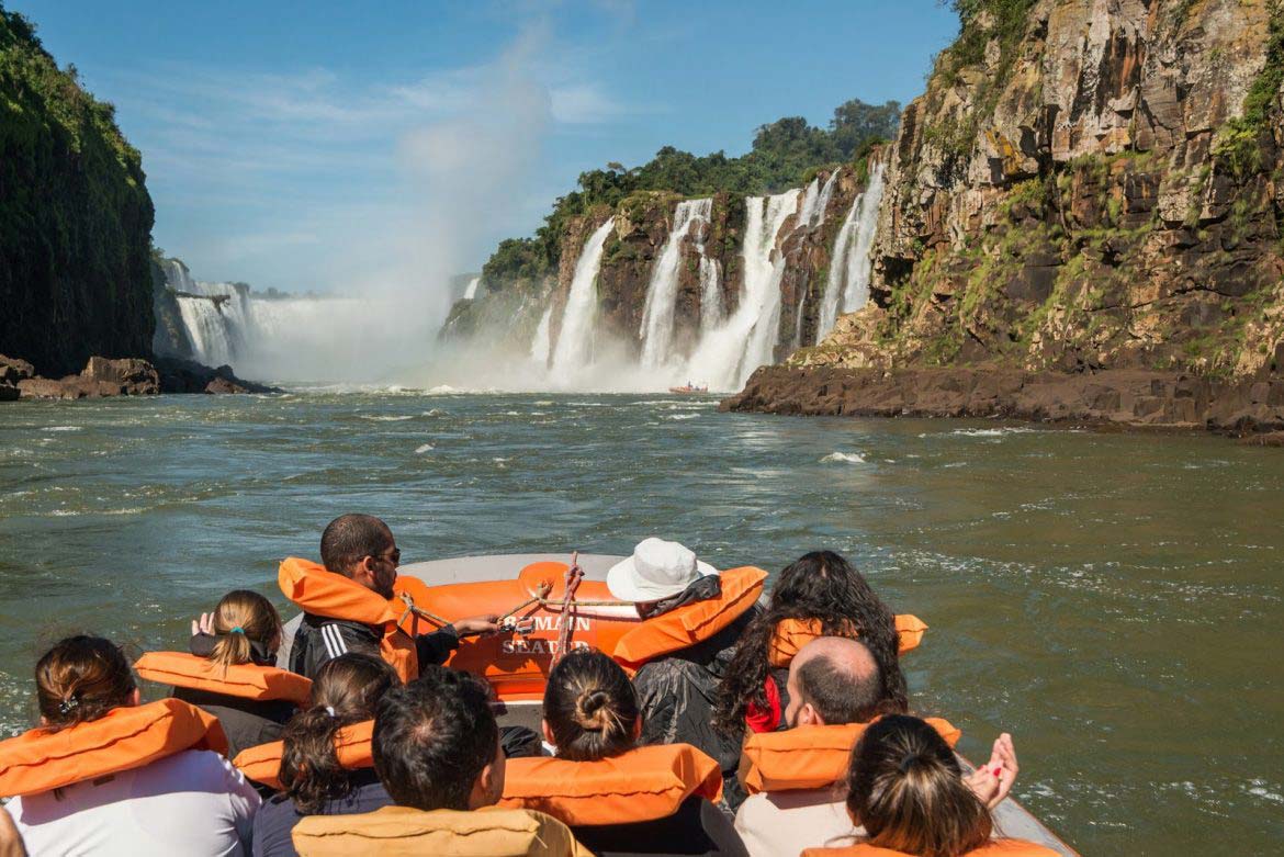 Bote do Macuco Safari próximo às Cataratas