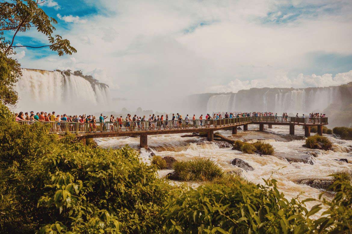 Pessoas visitando as Cataratas do Iguaçu