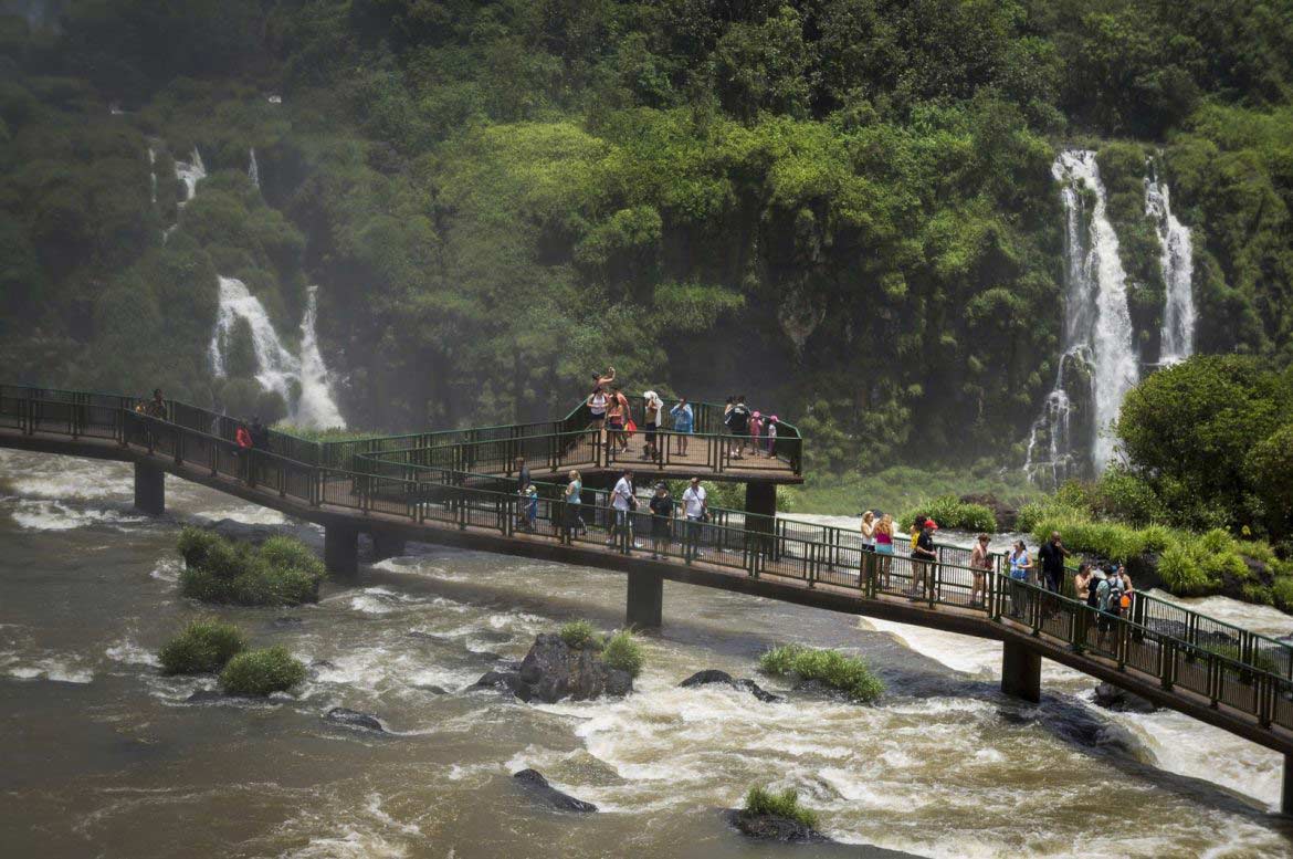 Turistas na passarela das Cataratas do Iguaçu