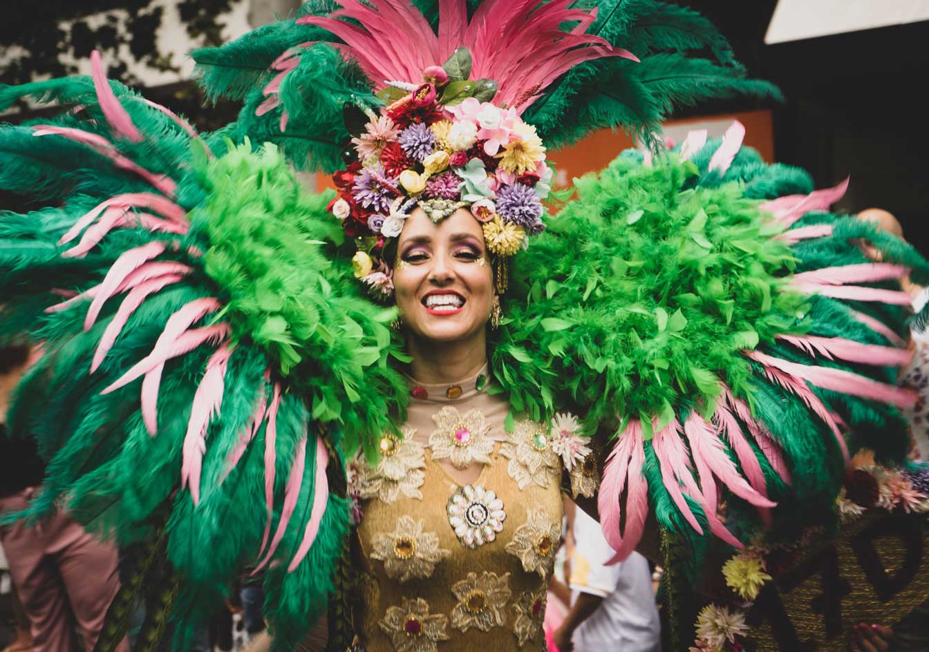 Passista vestida com fantasia de carnaval