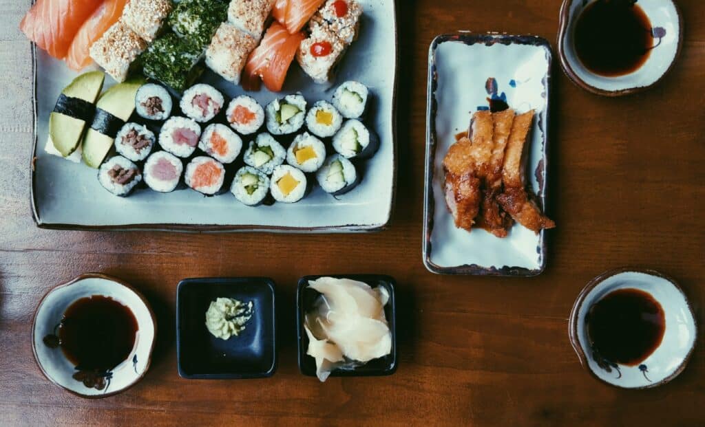 Mesa com comidas japonesas em um restaurante japonês em Foz do Iguaçu