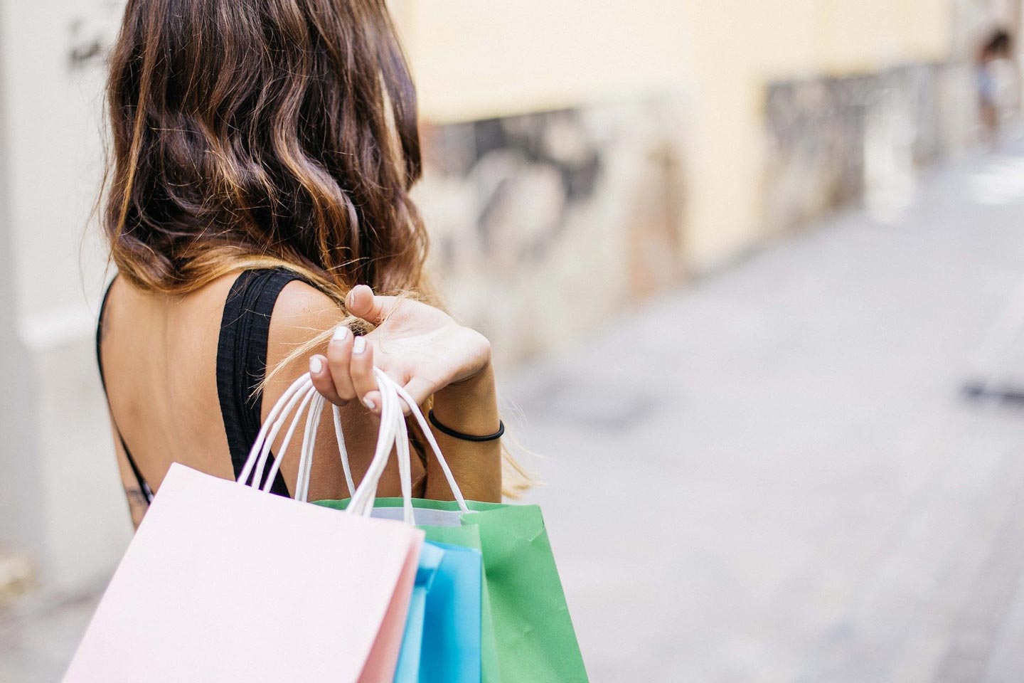 Mulher com várias sacolas com compras