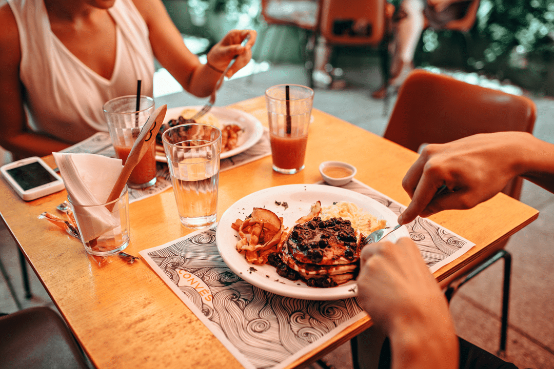 Pessoas comendo em restaurante