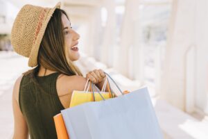 Mulher com várias sacolas de compras