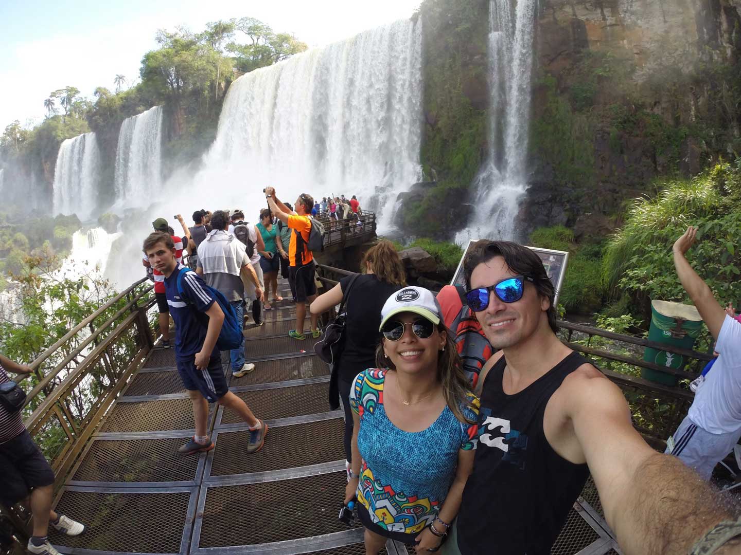Turistas tirando selfie nas Cataratas do Iguaçu
