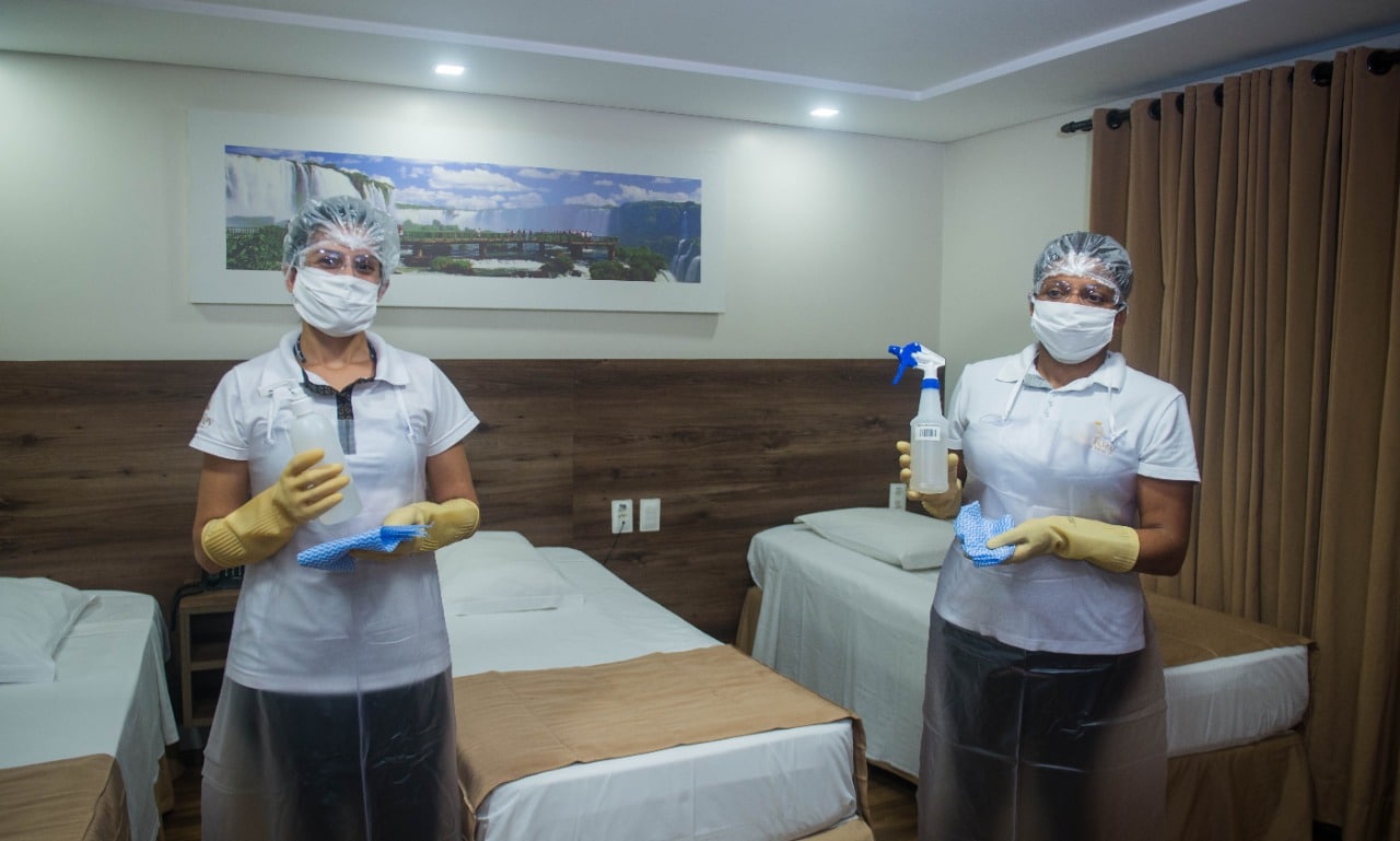 Camareiras do Del Rey Quality Hotel higienização os quartos - Higiene e Segurança na Hotelaria