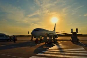 Avião em pista de aeroporto em Foz do Iguaçu