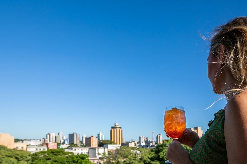 Drink na piscina do hotel no por do sol de Foz do Iguaçu