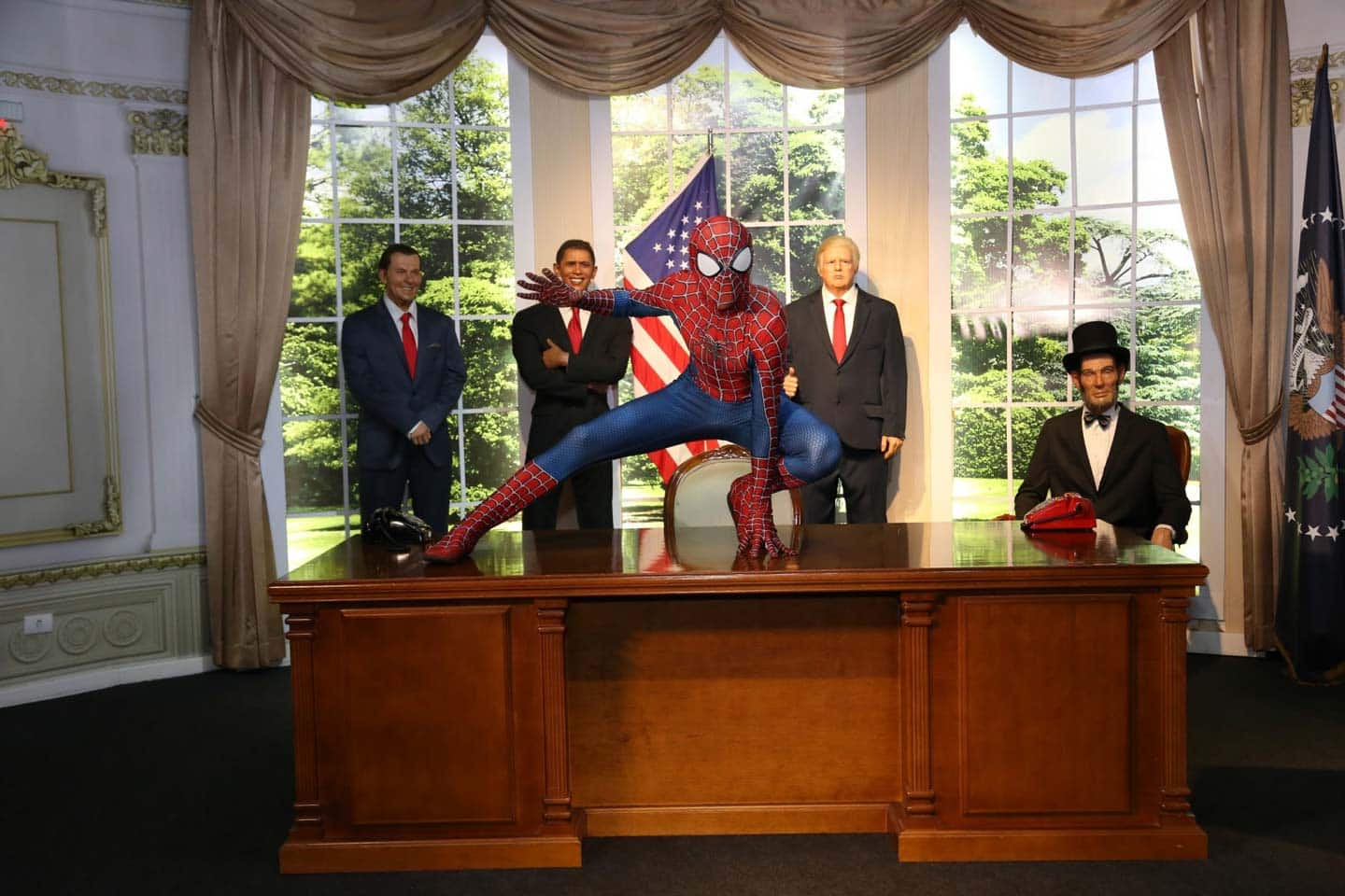 Homem Aranha e presidentes americanos em réplica da casa branca no Dreamland Foz do Iguaçu