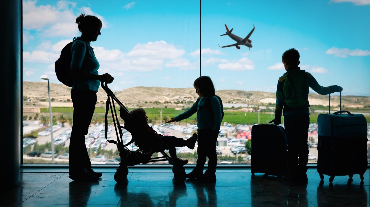 Família esperando para viajar no aeroporto - 2021 ano para viajar