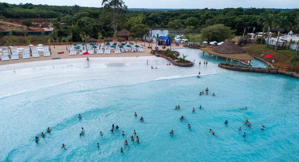 Praia artificial do Blue Park é mais um atrativo de verão em Foz