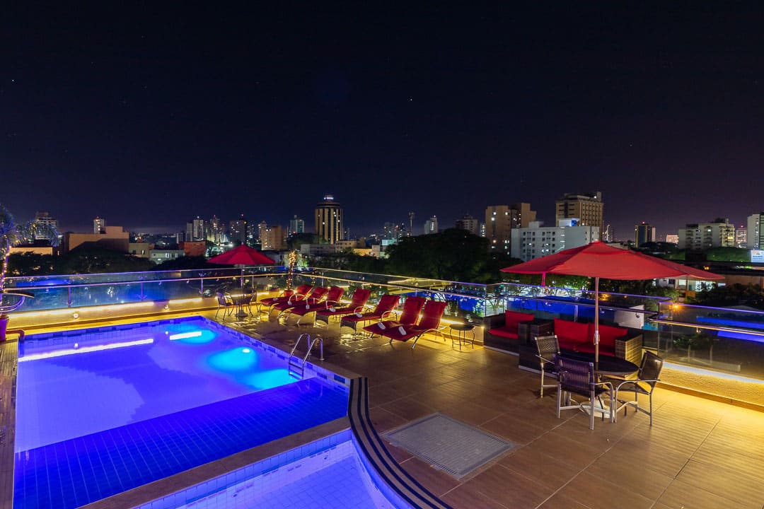 Piscina noturna no terraço do Del Rey