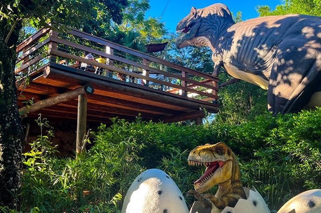 a foto mostra dois dinossauros que estão na exposição do Vale dos Dinossauros em Foz do Iguaçu