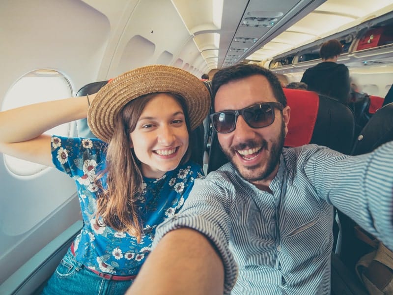 turistas em avião