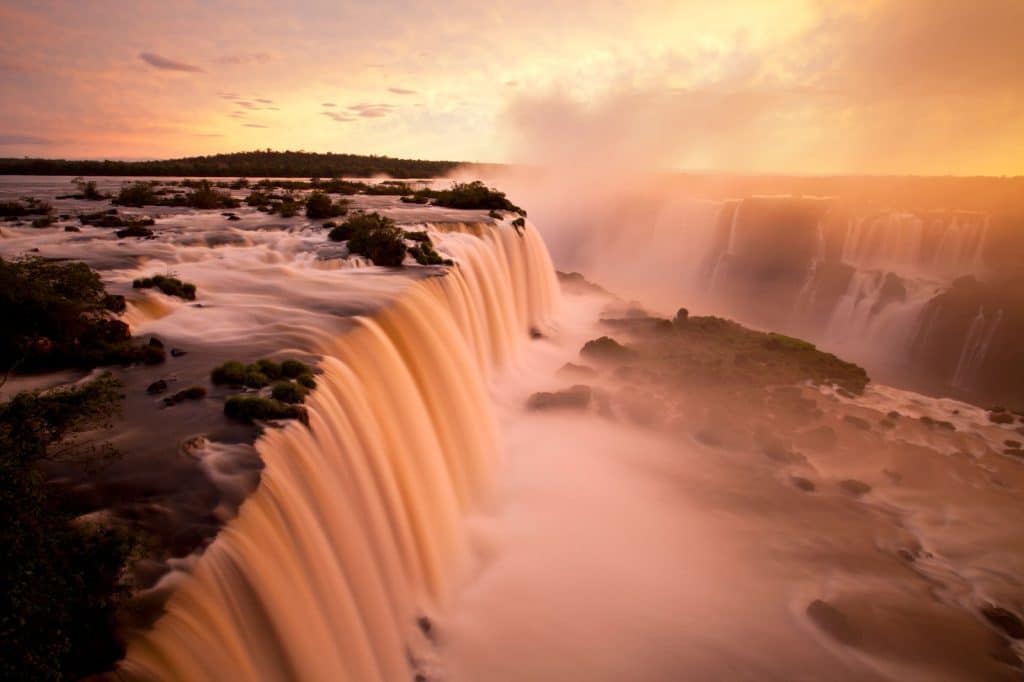A foto mostra a imagem do amanhecer nas cataratas do Iguaçu.