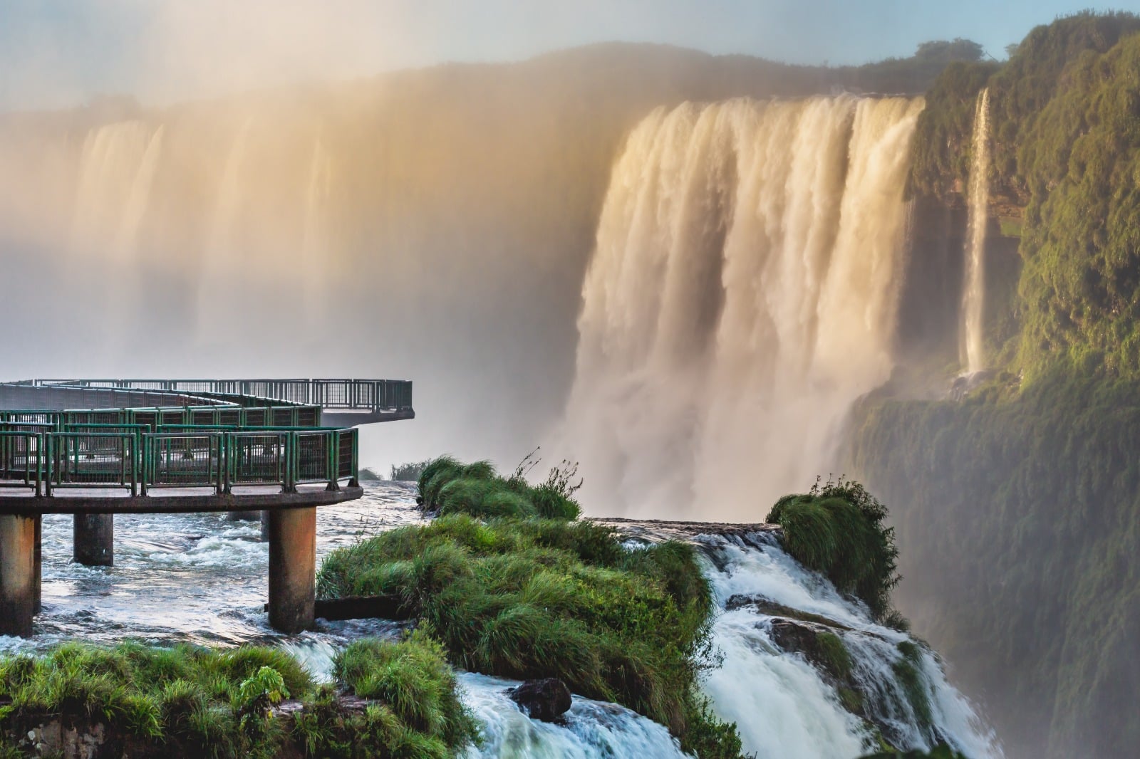 A foto mostra a vista de quem aproveita o café da manhã durante o evento amanhecer nas cataratas