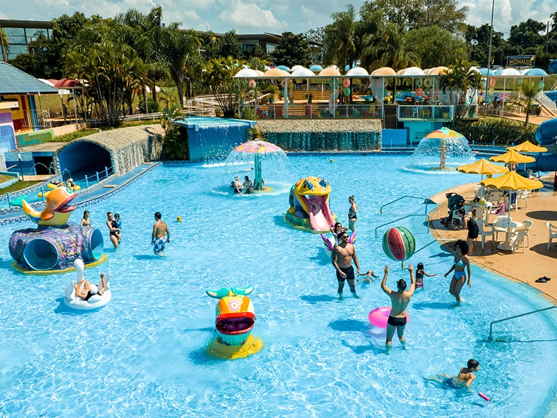 A foto mostra uma piscina bem refrescante no Aqua Mania Foz do Iguaçu.