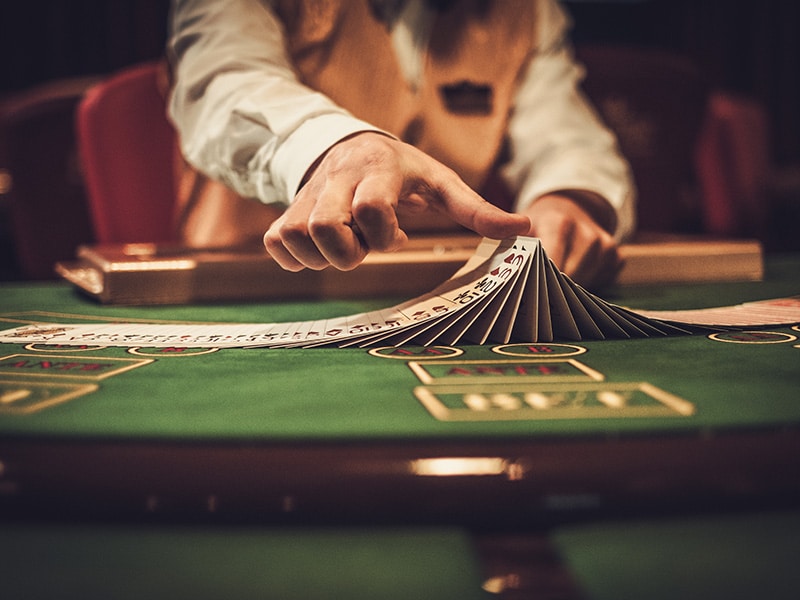 A foto mostra uma mesa de Black Jack de um cassino na Tríplice Fronteira.