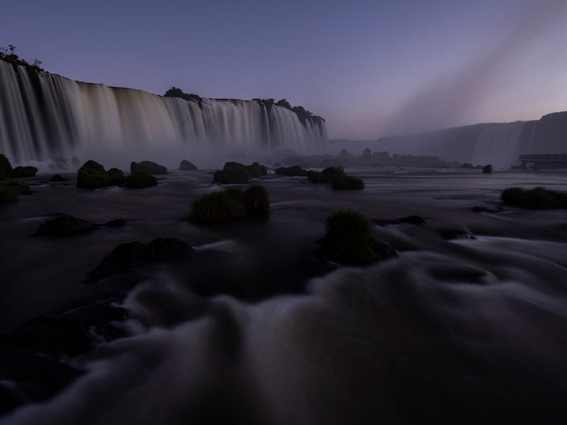 A foto mostra o anoitecer nas Cataratas do Iguaçu.