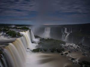 Cataratas do Iguaçu sob a vista noturna.