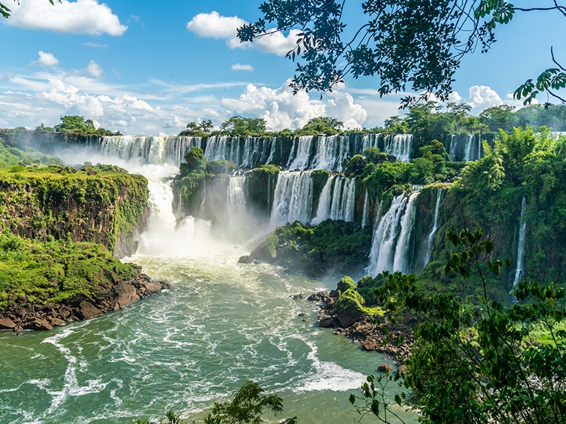 A imagem mostra uma vista panorâmica das Cataratas do Iguaçu.