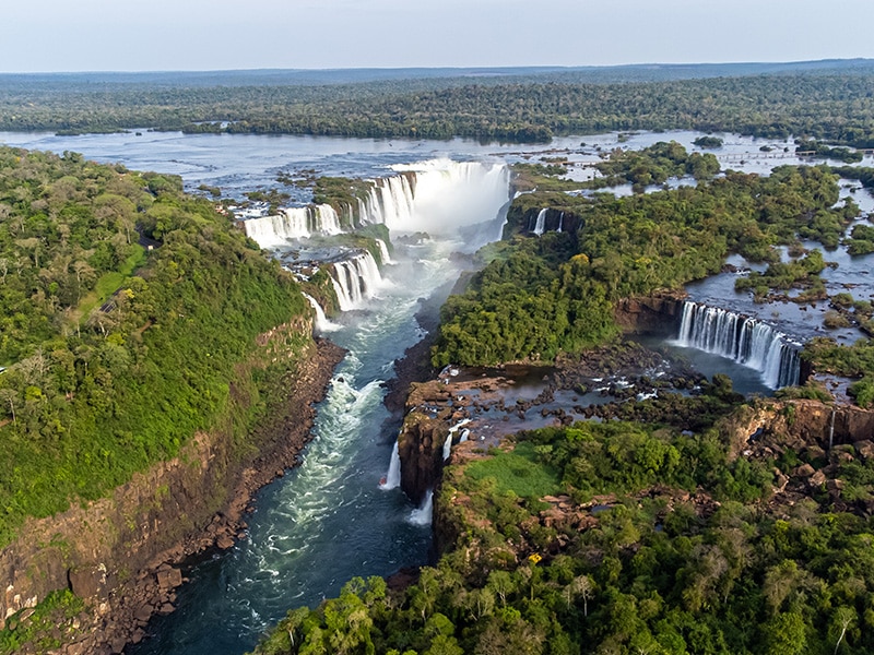 A imagem mostra um destino deslumbrante da América Latina: as cataratas do Iguaçu.