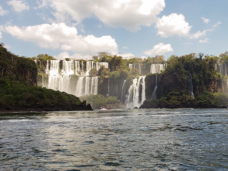 A foto mostra as cataratas do Iguaçu junto ao céu de Outono em Foz.