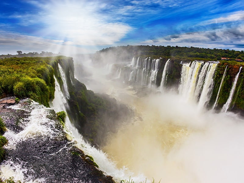 A foto mostra as majestosas cataratas do Iguaçu num céu de outono em Foz do Iguaçu.