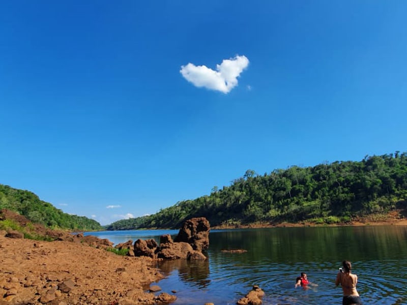 A foto mostra uma parte do passeio secreto em Foz do Iguaçu, o Secret Falls.