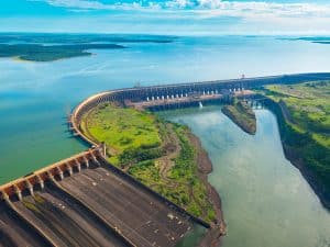 A foto mostra uma vista da Usina de Itaipu Binacional.