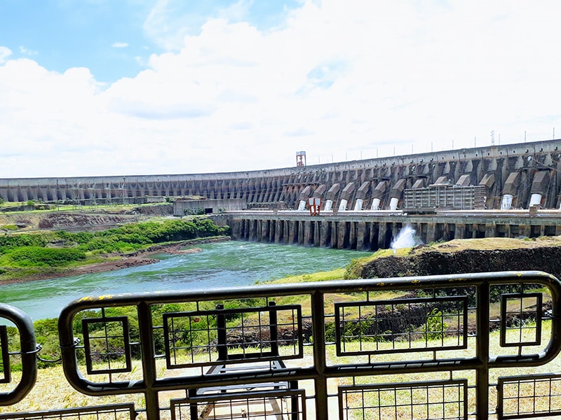 A foto mostra uma vista mais perto da Usina de Itaipu Binacional.