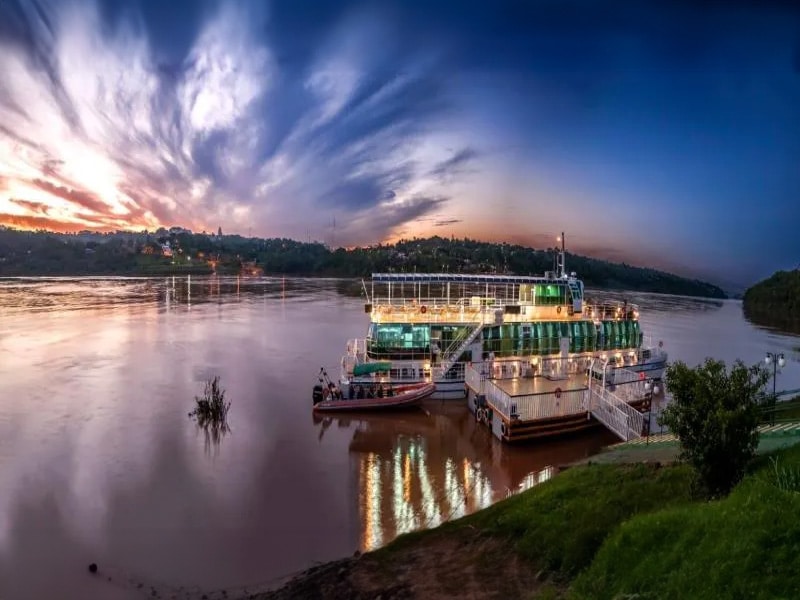 A foto mostra um porto e um restaurante em Foz do Iguaçu, onde se encontram o Passeio Secreto Kattamaram II.