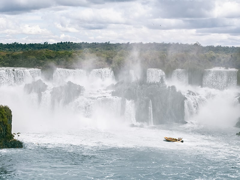 A foto exibe as deslumbrantes cataratas de Foz do Iguaçu.