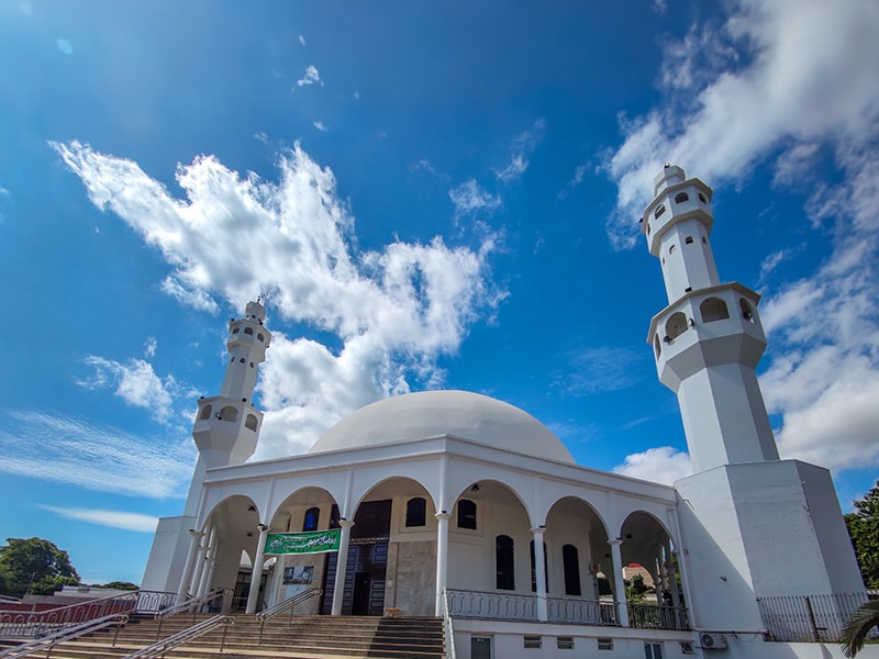 A foto mostra a Mesquita Islâmica de Foz do Iguaçu vista de frente, com suas belezas arquitetônicas.