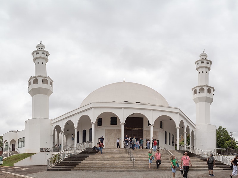 A foto mostra a Mesquita Islâmica de Foz do Iguaçu vista de frente.