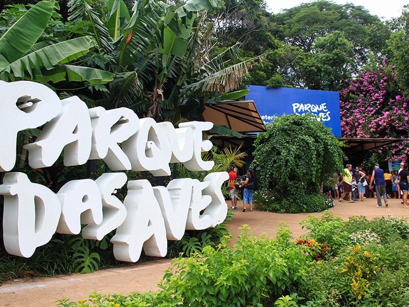 A foto mostra a entrada do Parque das Aves em Foz do Iguaçu.