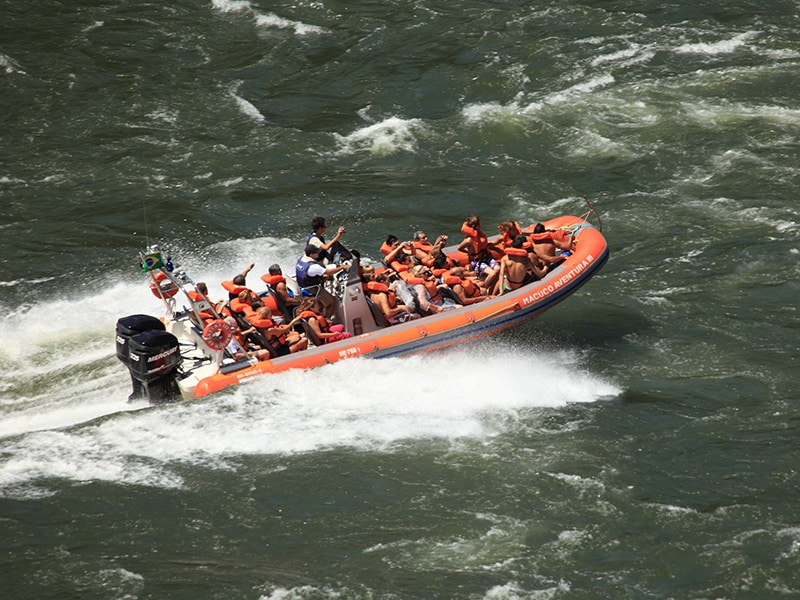 A foto mostra um passeio refrescante em Foz do Iguaçu feito em um barco.