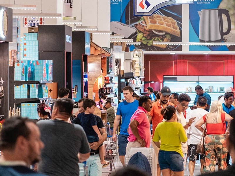 A foto mostra um público grande no shopping China no Paraguai