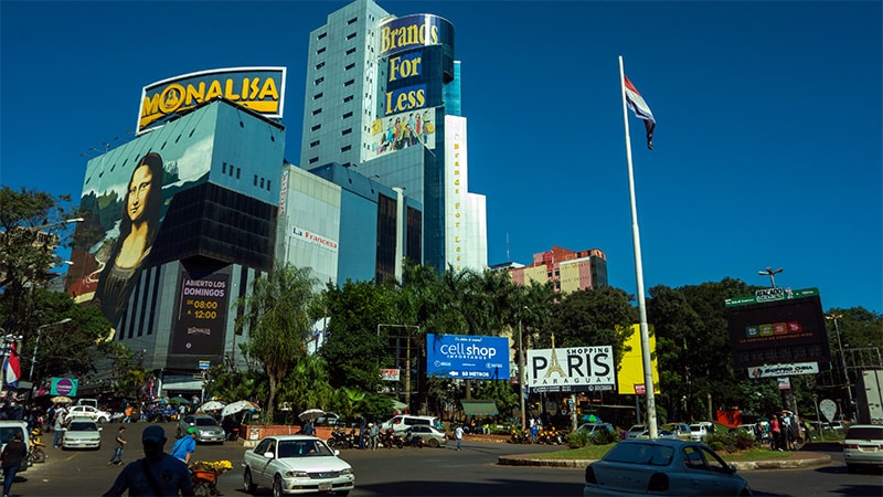 A foto mostra uma vista das lojas do Paraguai.
