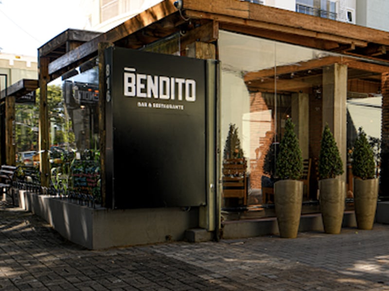 A foto mostra a fachada do Bendito Bar e Restaurante.
