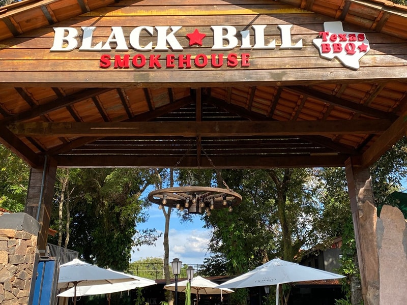 A foto mostra o arco da entrada do Black Bill Smokehouse