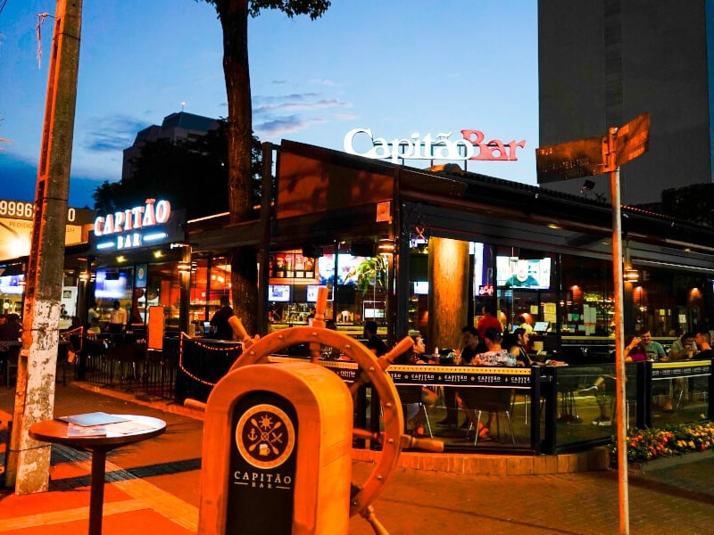 A foto mostra a fachada de um restaurante de Foz do Iguaçu chamado Capitão Bar.