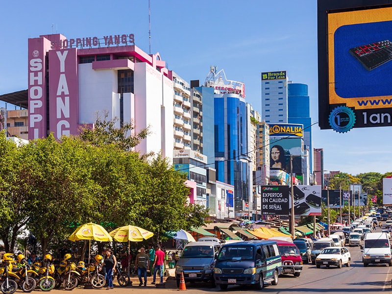 A foto mostra uma parte do centro de Ciudad del Este no Paraguai.