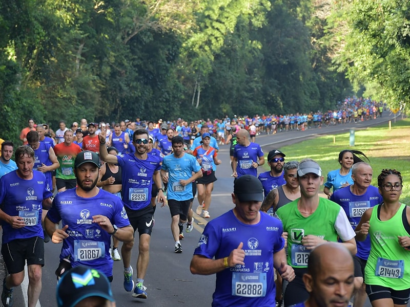 Pessoas vestidas de roupas de treino correndo na Meia Maratona.