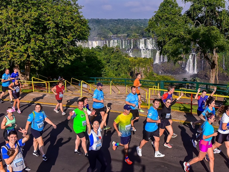 A foto mostra as pessoas correndo na Meia Maratona das Cataratas.